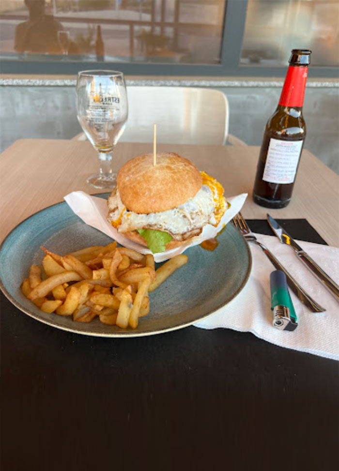 Restaurante Brasería La Xera mesa con comida